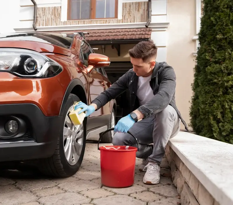 Lavage auto à domicile Taden : professionnel intervenant sur un véhicule